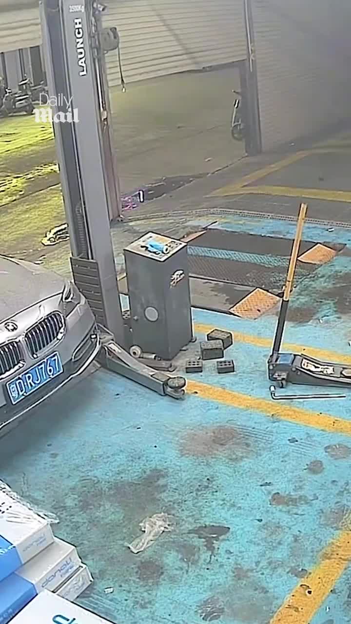   نجات BMW از له شدن؛ تعمیرکار فراموش‌کار اشتباهش را جبران کرد!