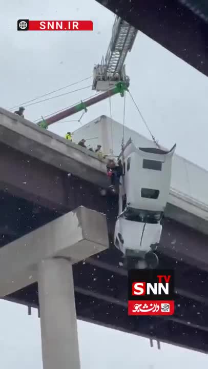   نجات معجزه‌آسای راننده کامیون