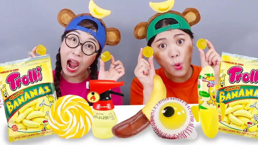 چالش خوشمزه: خوردن دسر موزی با دوستان | سرگرمی و خنده!