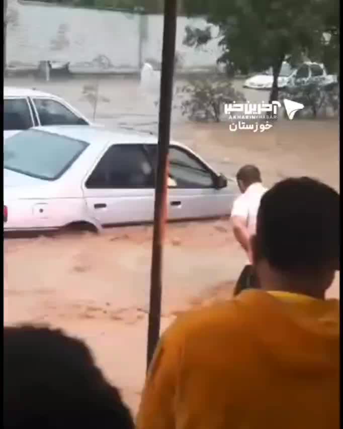   شجاعت جوان ایذه‌ای در نجات شهروندان گرفتار در سیل