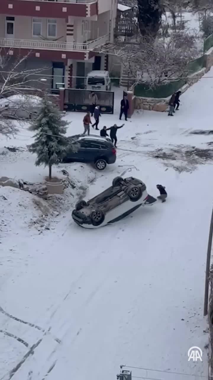   سر خوردن و برخورد عجیب دو خودرو در ترکیه و توقف خودروی دوم با تیر برق