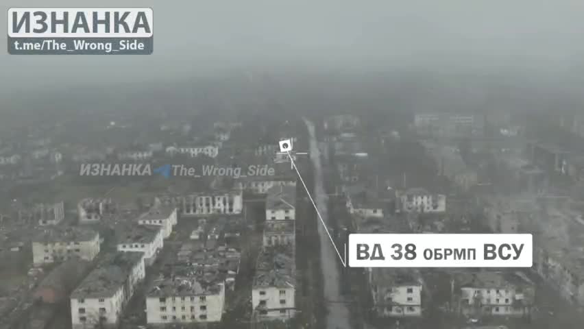   لحظه اصابت بمب ارتش روسیه به ساختمان پدافندی اوکراین