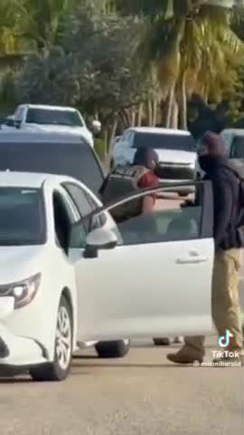    بازداشت وحشیانه یک زن آمریکایی توسط مامورین مهاجرت