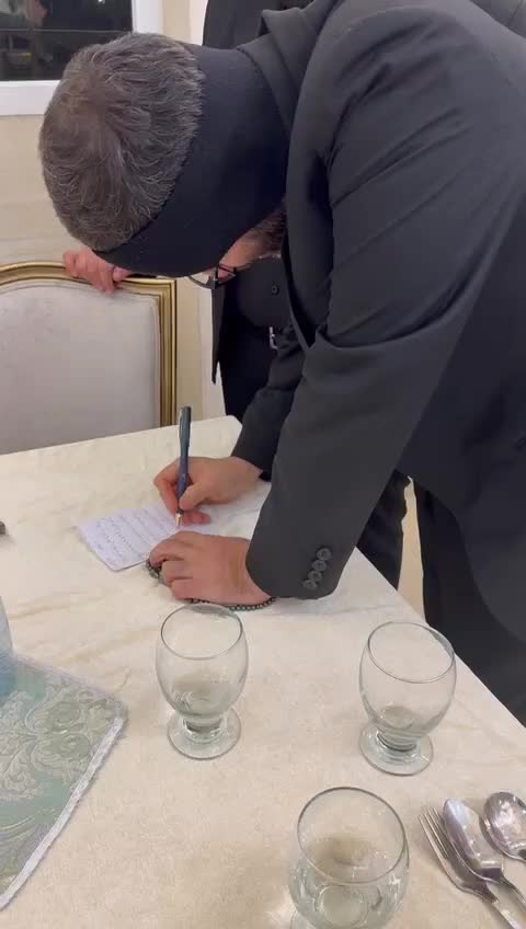   لحظه امضای رضایتنامه اهدای اعضای دومین فرزند معاون رئیس‌جمهور