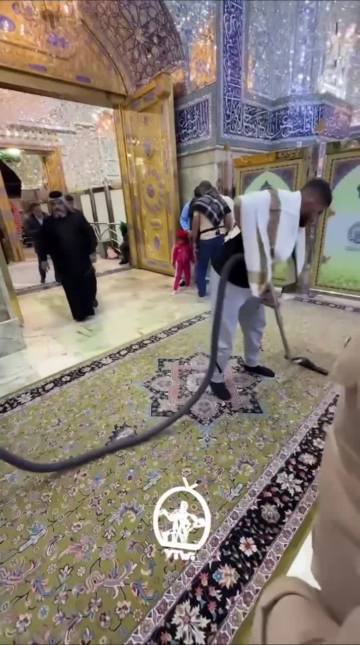   تصاویری جالب از قهرمان کشتی فرنگی ایران در حال نظافت حرم امام علی (ع)