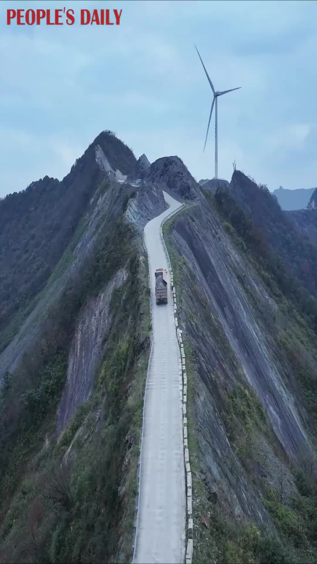   رانندگی روی لبه تیغ در ارتفاعات چنگ‌چینگ چین