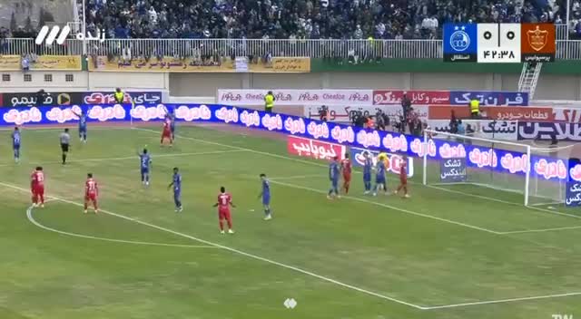   تماشاگران استقلال پرتاب بطری پرسپولیسی‌ها را با پرتاب بطری پاسخ دادند!