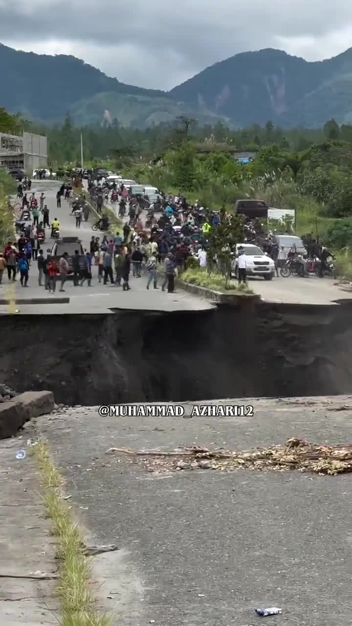   ریزش بخشی از جاده در آچه در اندونزی!