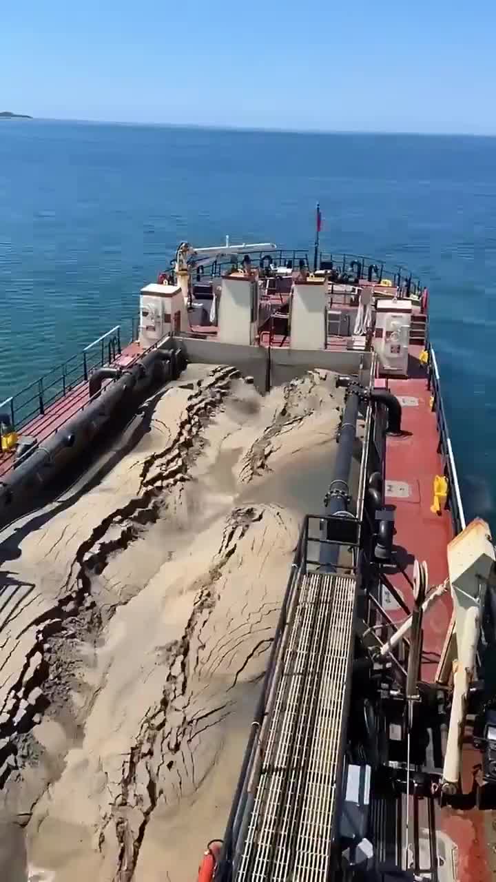   لحظه‌ای که غول دریایی برای تخلیه محموله‌اش از وسط نصف می‌شود!