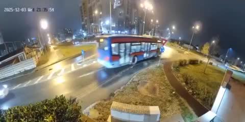   پرش عجیب یک مرسدس بنز از روی دو خودرو