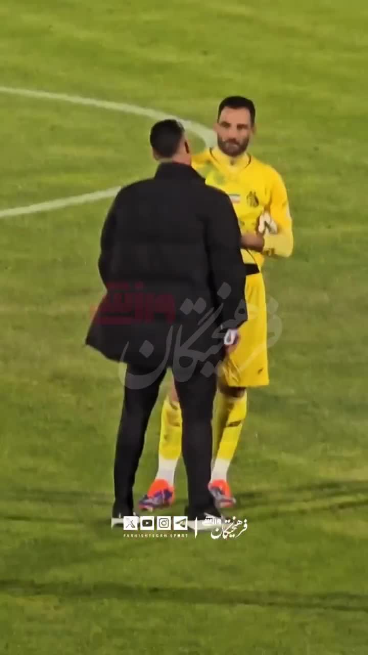   مربی پرسپولیس، پیراهن استقلال را یادگاری گرفت!