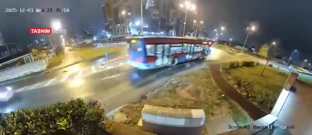   پرواز یک مرسدس بنز از روی چند خودروی سواری