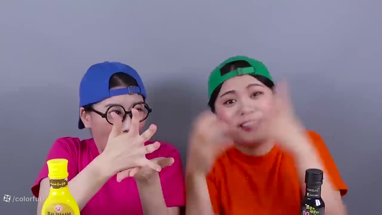 چالش بی‌نظیر خوردن تخم‌مرغ شترمرغ! آیا می‌توانید این غذای غول‌پیکر را بخورید؟