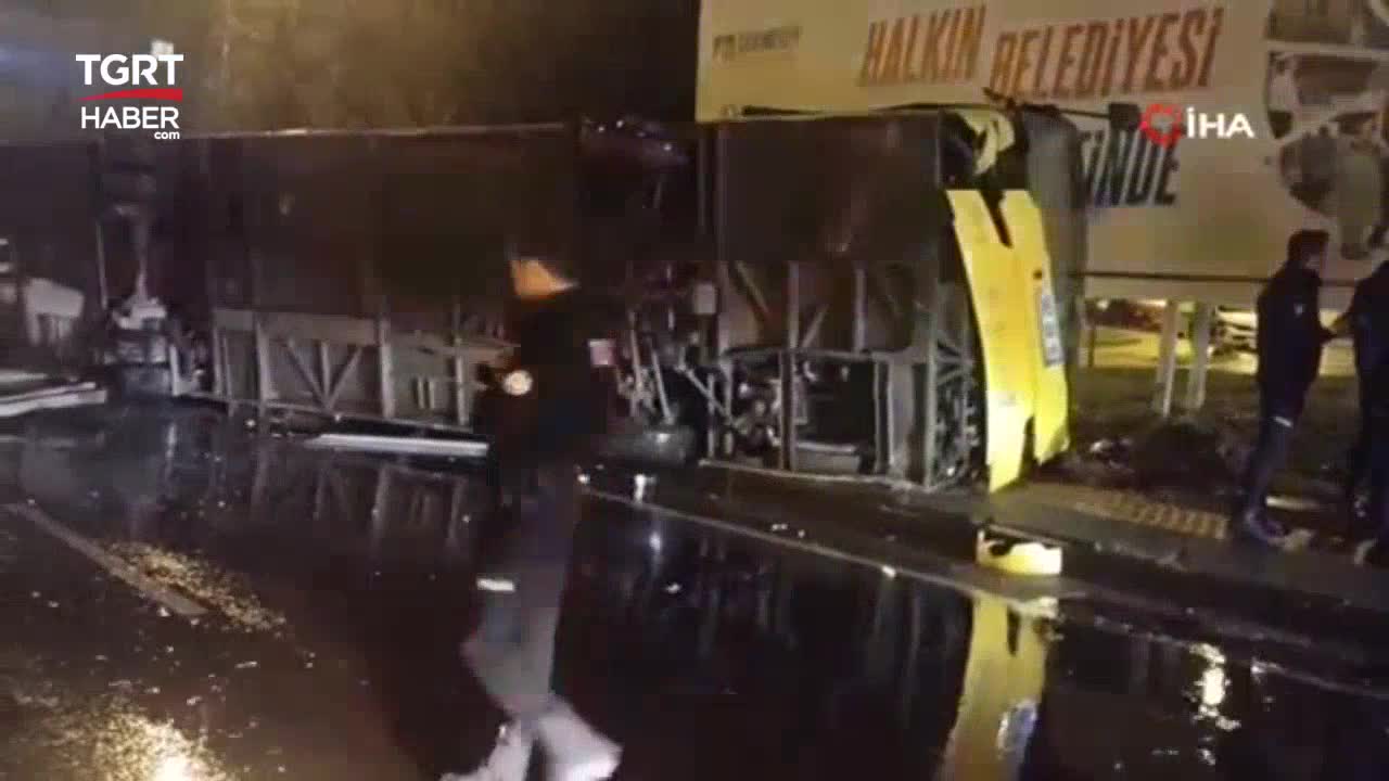   چپ کردن اتوبوس مسافربری در جاده لغزنده