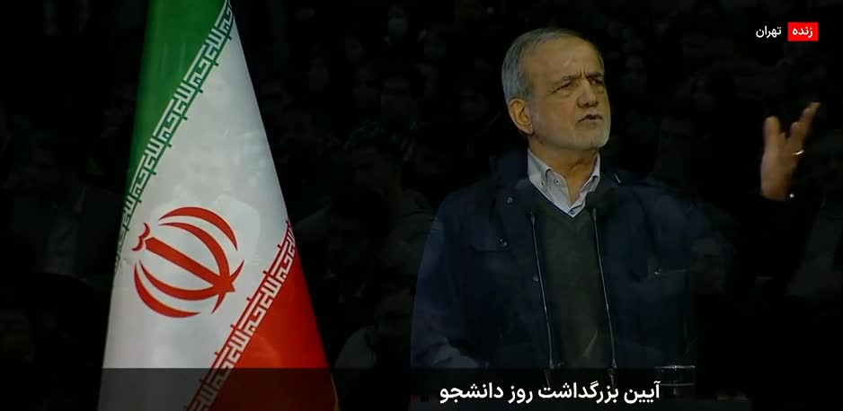   خواب عمیق یک دانشجو وسط سخنرانی رئیس جمهور