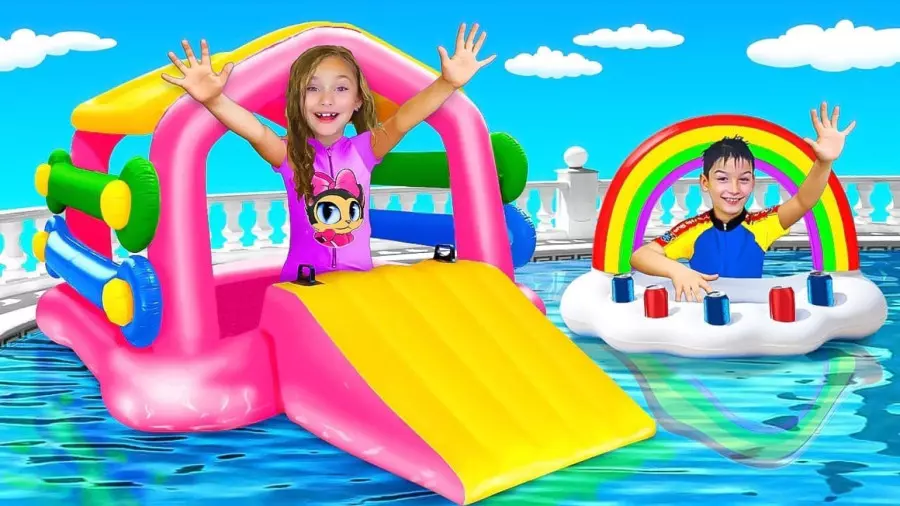 ساشا و آنیت: پلیس بازی جذاب با عروسک‌ها و لوازم آرایشی!