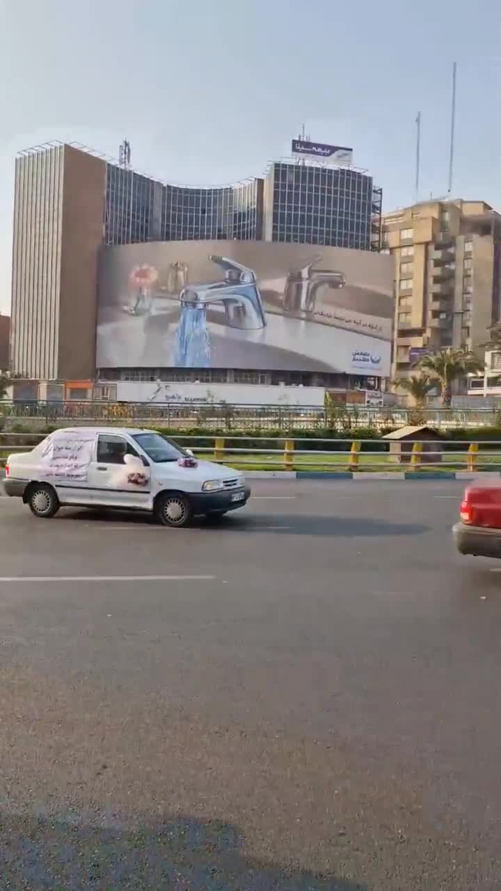   بنر اعتراضی عجیب روی پراید به مناسبت روز دانشجو!