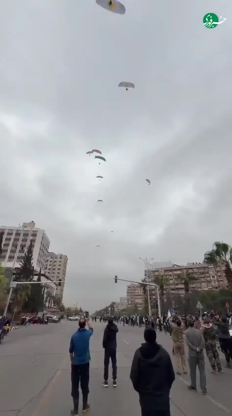   رژه هوایی چتربازان در دمشق به مناسبت سالگرد سقوط حکومت بشار اسد