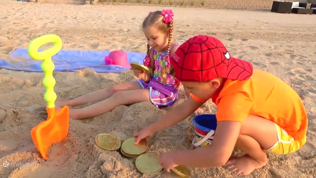 دیانا و روما: یک روز شاد در ساحل با پدر!