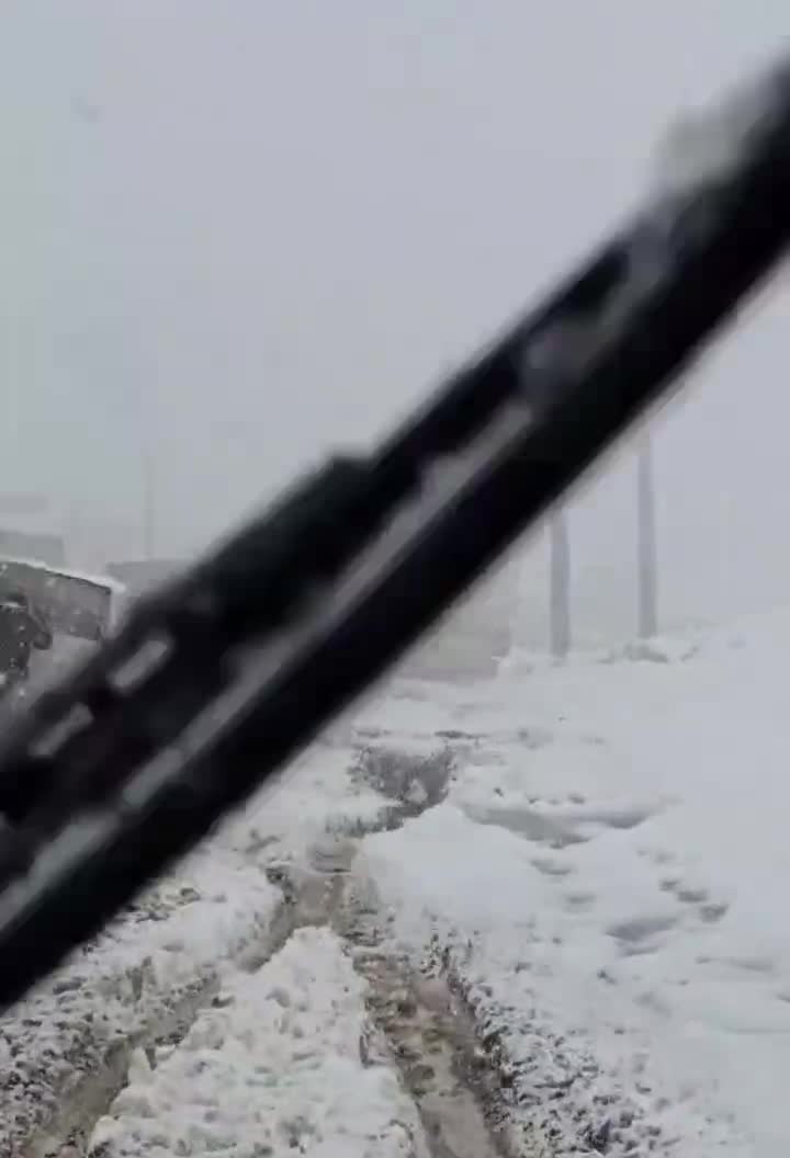   گرفتار شدن ده‌ها خودرو ناشی از بارش برف مرز تمرچین