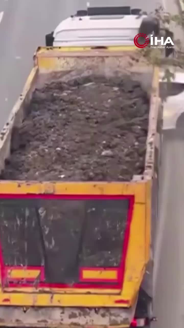   تصادفی که باعث فروپاشی عصبی راننده خودروی شاسی‌بلند شد؛ ۱۰۰ متر کشیده شدن وسط اتوبان!