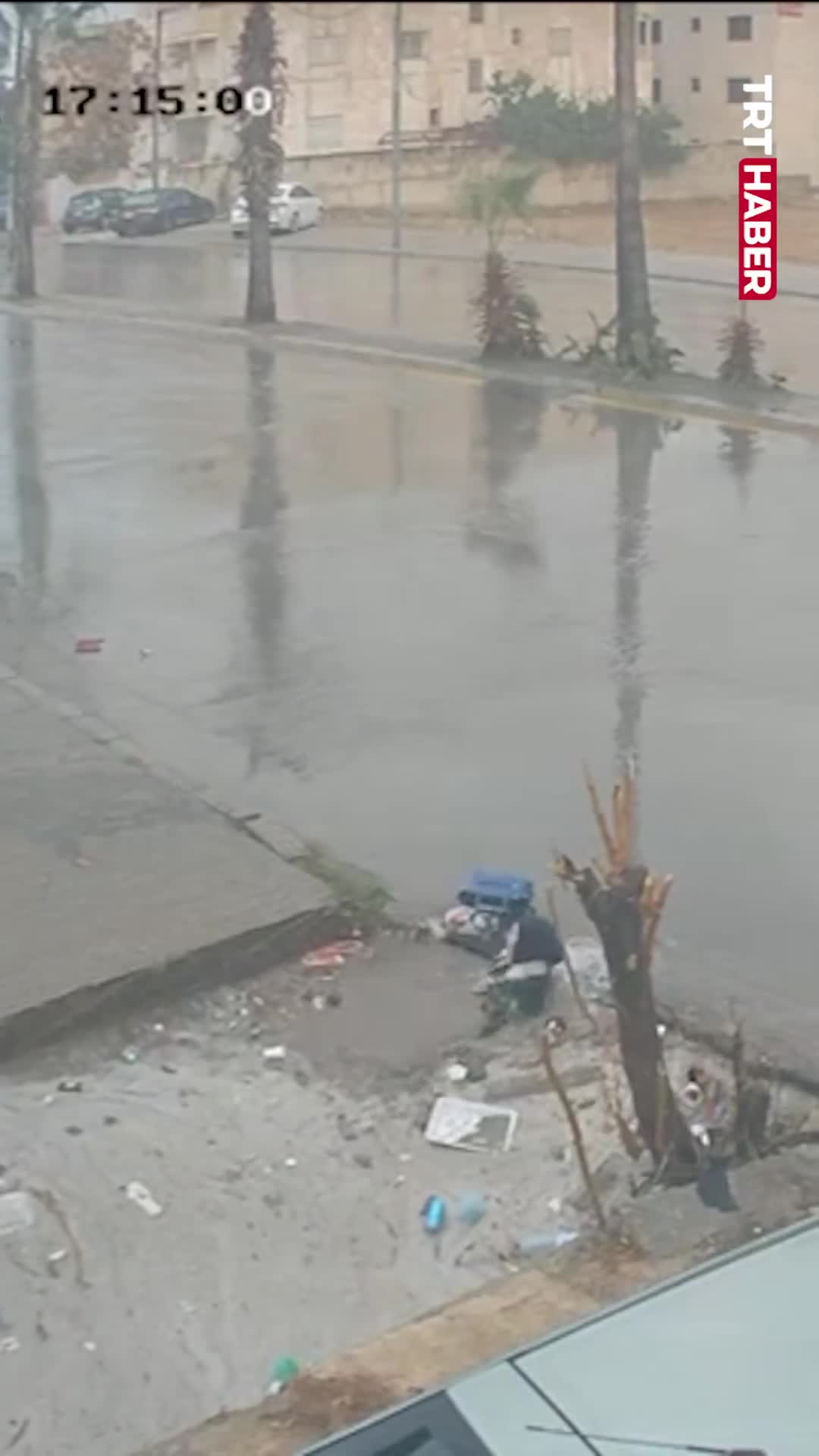   لحظه عجیب سقوط زن جوان داخل چاله پر آب!