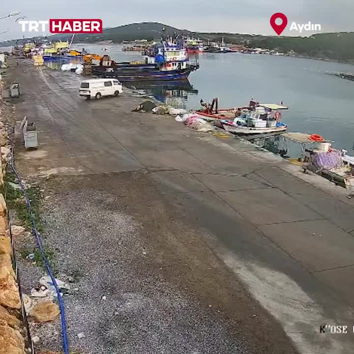   لحظه سقوط خودروی ون به داخل دریا