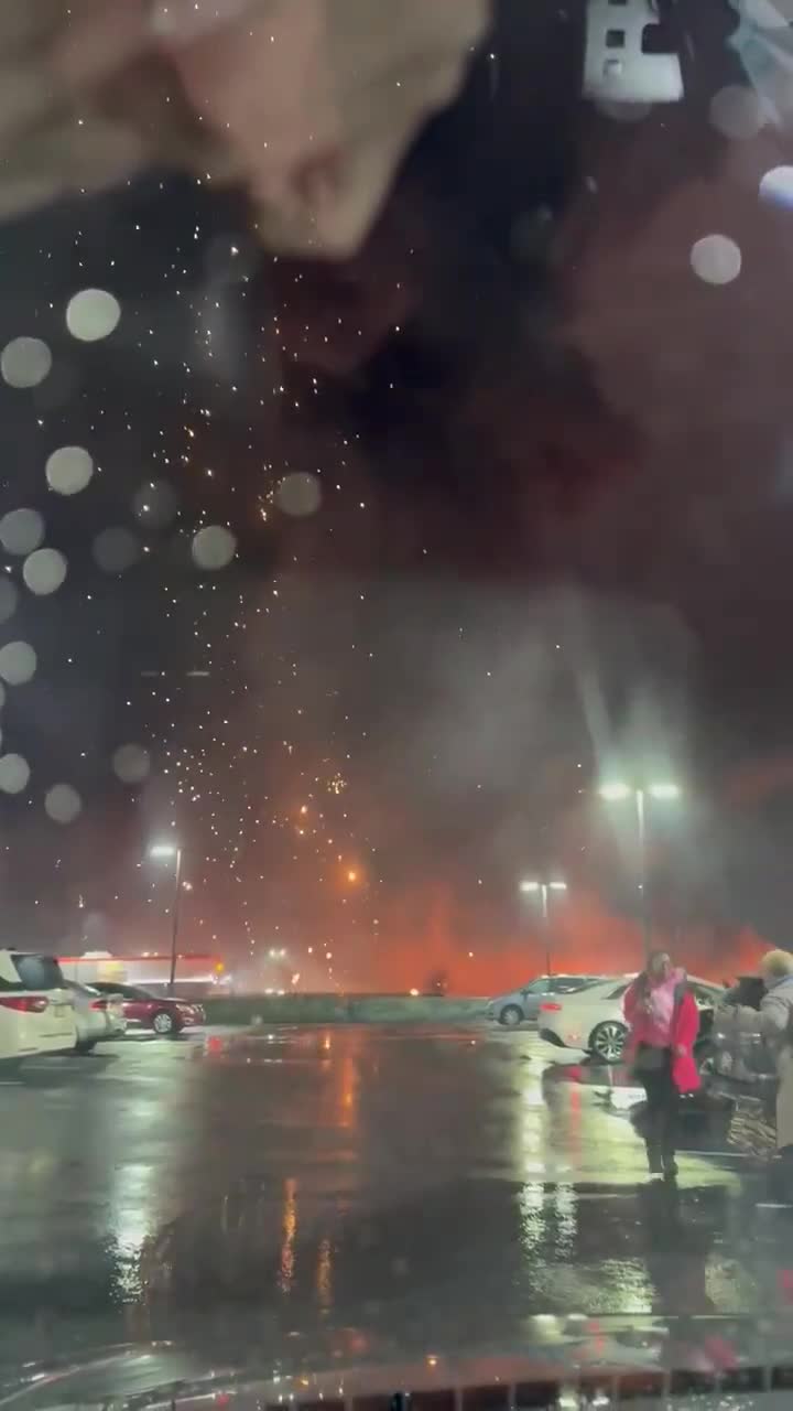   تصاویر تازه از سقوط هواپیمای کوچک در منطقه شلوغ در فیلادلفیا