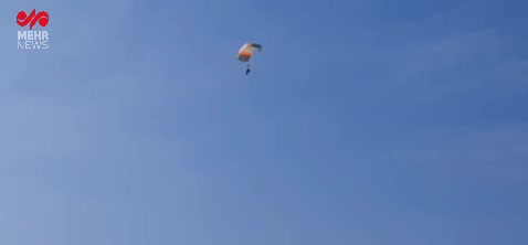   فرود چتربازان در مراسم جشن بزرگ انقلاب