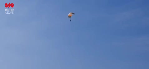  فرود چتربازاران در مراسم ۲۲ بهمن در تهران