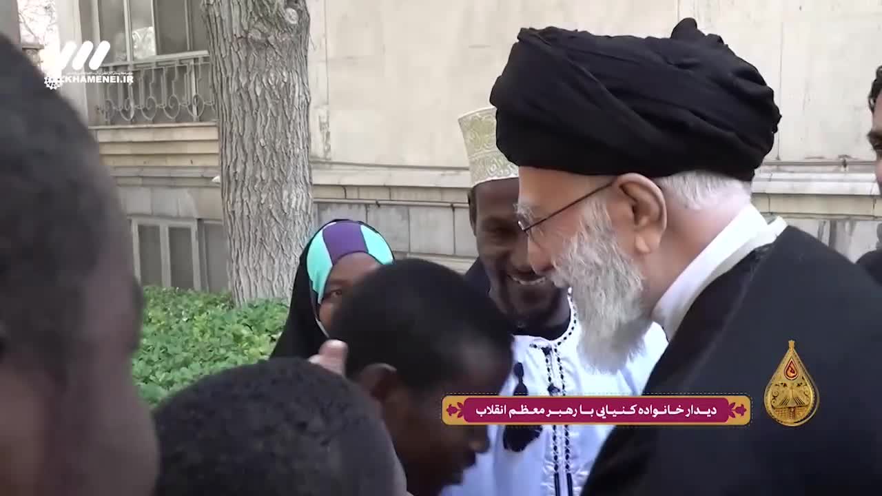   بوسیدن همنام آفریقایی رهبر انقلاب توسط خود ایشان