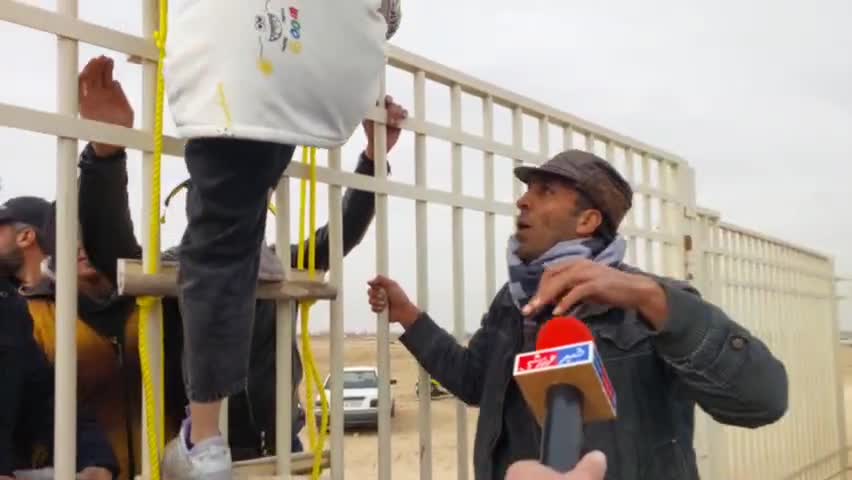   ورود هواداران پرسپولیس و سپاهان از نرده‌های ورزشگاه نقش جهان