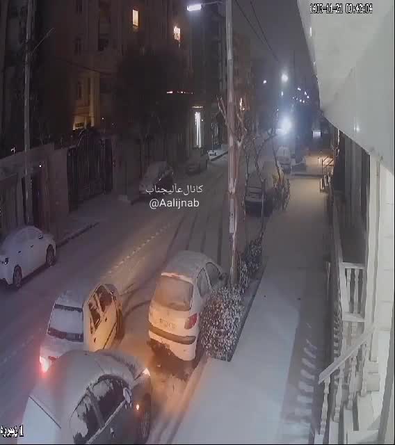   لحظه تصادف شدید و فرار راننده پراید بعد از وارد کردن خسارت شدید به دو دستگاه پژو ۲۰۶!