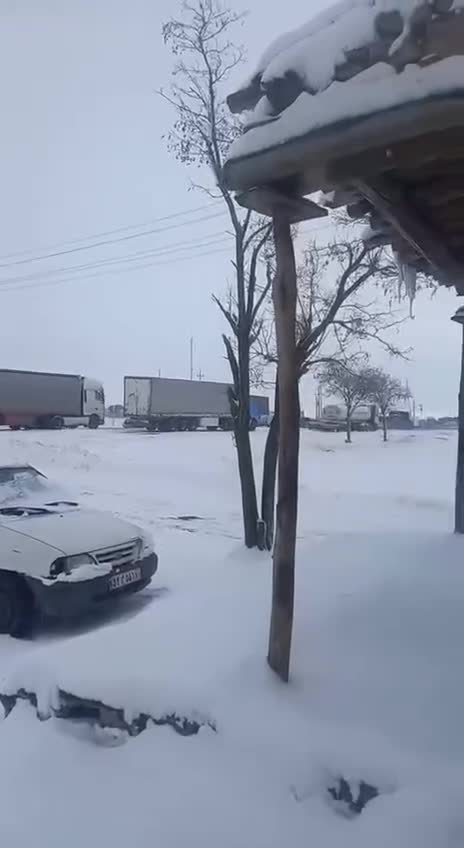  وضعیت نامناسب محور سقز - دیواندره؛  ده‌ها خودرو زمین ‌گیر شدند