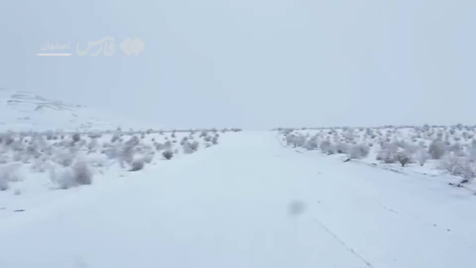 تصاویری زیبا از بارش برف در کویر مرنجاب | 27 بهمن 1403