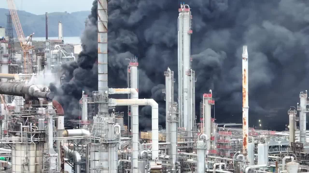   اولین تصاویر از آتش‌سوزی در پالایشگاه کالیفرنیا