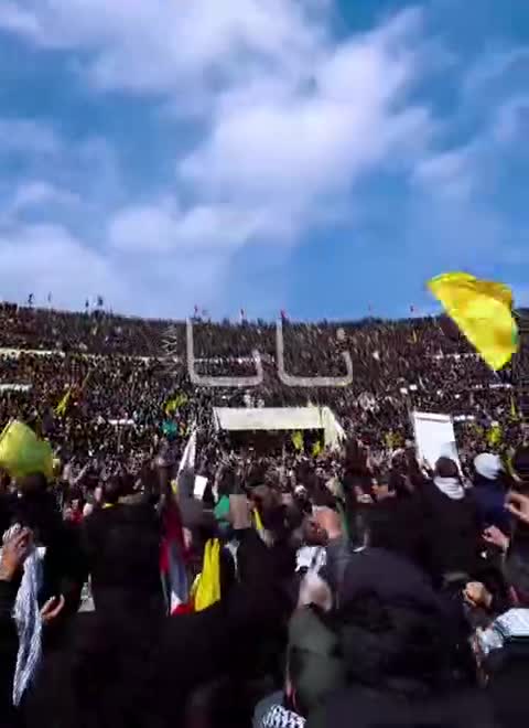    واکنش مردم حاضر در ورزشگاه «کمیل شمعون» بیروت به پرواز جنگنده‌های رژیم اسرائیل