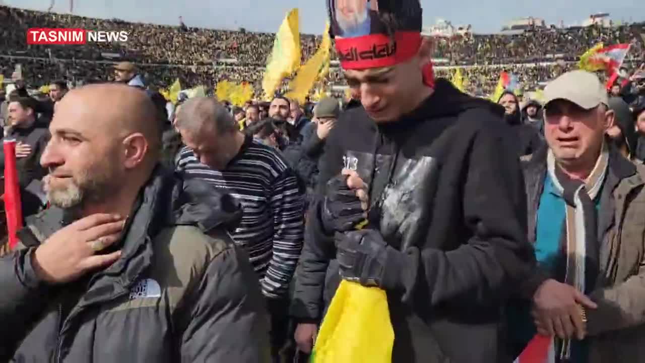   اشک و اندوه مردم هنگام پخش بخش‌هایی از صحبت‌های شهید نصرالله در محل مراسم