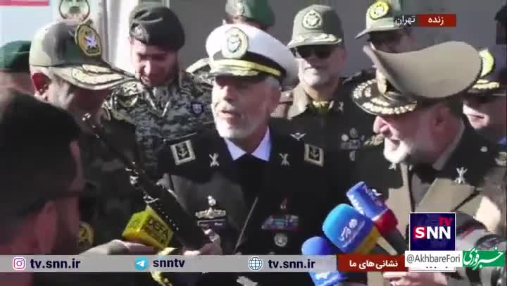 ب  بوسه دریادار سیاری بر اسلحه ملی مصاف