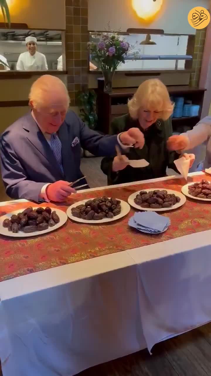  پادشاه و ملکه انگلیس در حال بسته بندی خرما برای افطار ماه رمضان