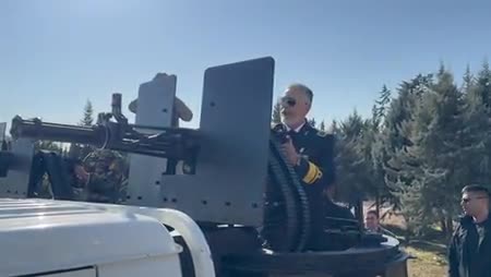   شلیک سرد آزمایشی دریادار سیاری با تیربار گاتلینگ نیروی زمینی ارتش ایران