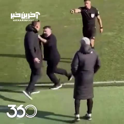   برخورد جنجالی و زشت ستاره سابق فوتبال ایتالیا با دستیارش در کنار زمین