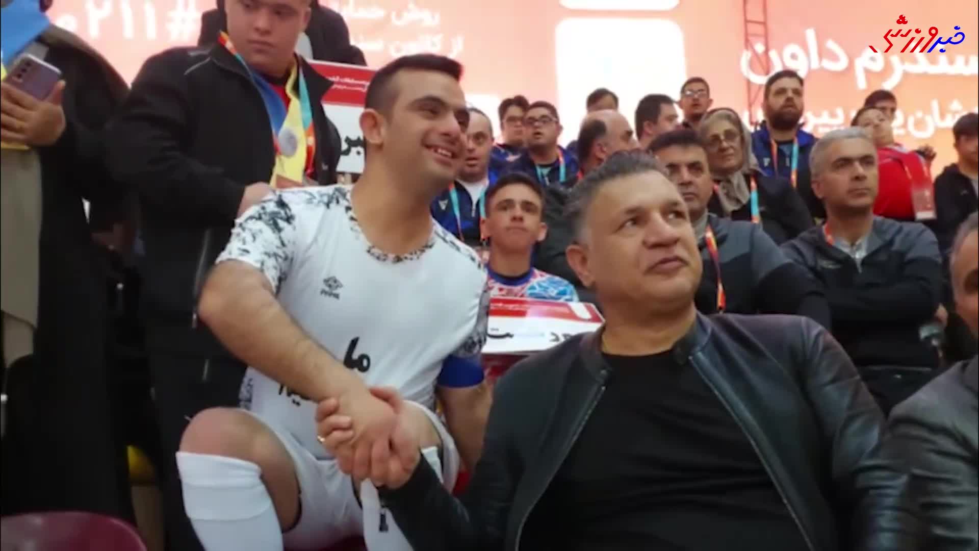 سلفی های علی دایی با فرشتگان سندرم داون و کودکان