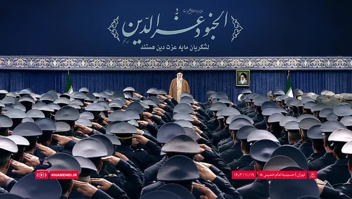    ️لحظه ورود فرمانده کل قوا به حسینیه امام خمینی (ره) و آغاز دیدار جمعی از فرماندهان نیروی هوایی و پدافند هوایی&nbsp;ارتش