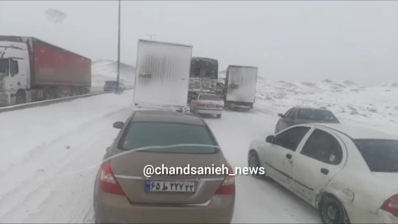   اتوبان ساوه - تهران در پی بارش برف قفل شد