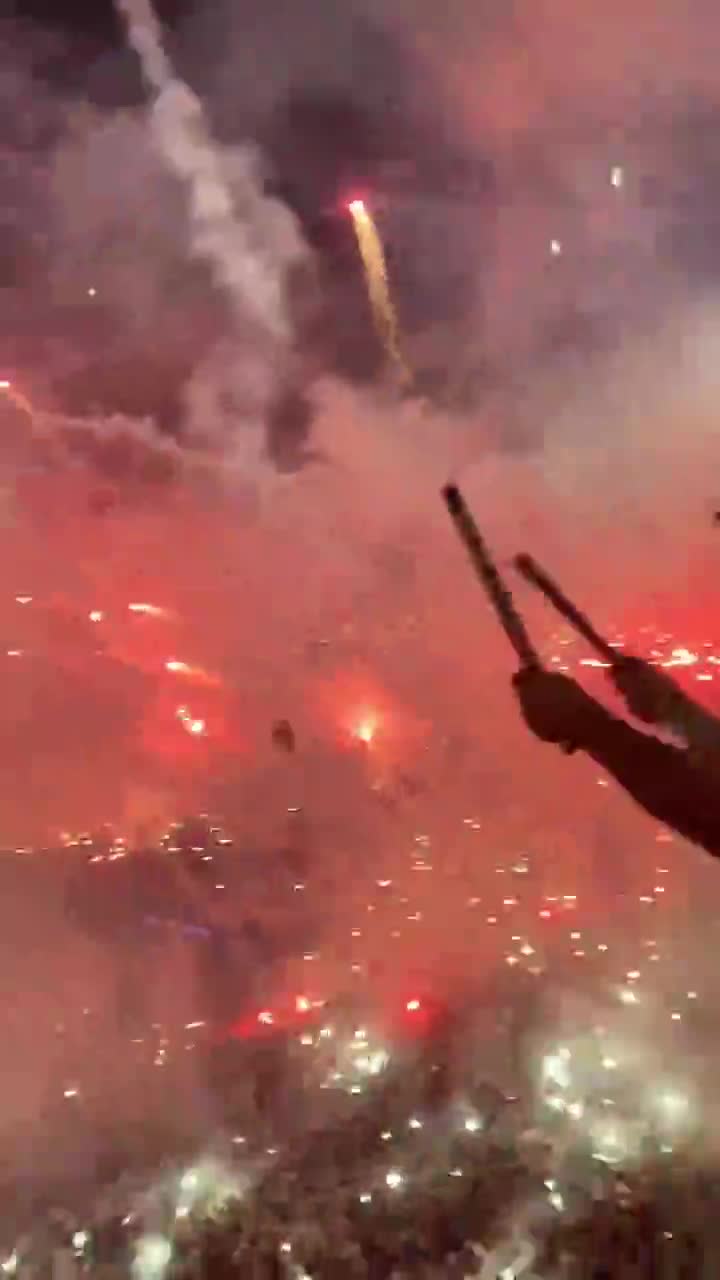   آتش بازی وحشتناک هواداران اتلتیکو هنگام ورود بازیکنان به زمین