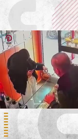   لحظه سرقت و فرار دختر جوان با تاج طلا از طلافروشی!