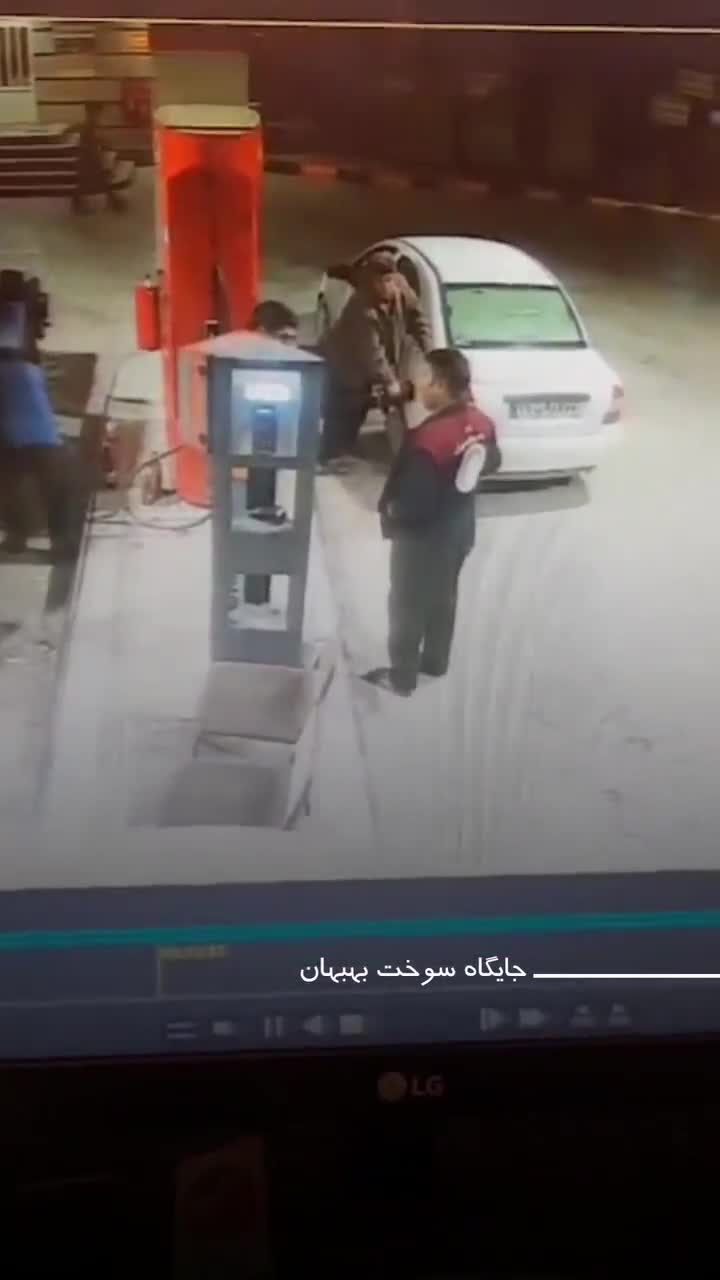   لحظه زیر گرفتن دو شهروند توسط راننده زن در جایگاه سوخت بهبهان