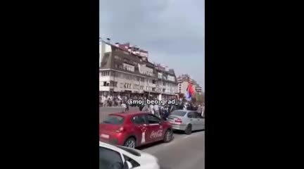   هجوم خودرو به جمعیت معترضان در بلگراد و زخمی شدن چند نفر