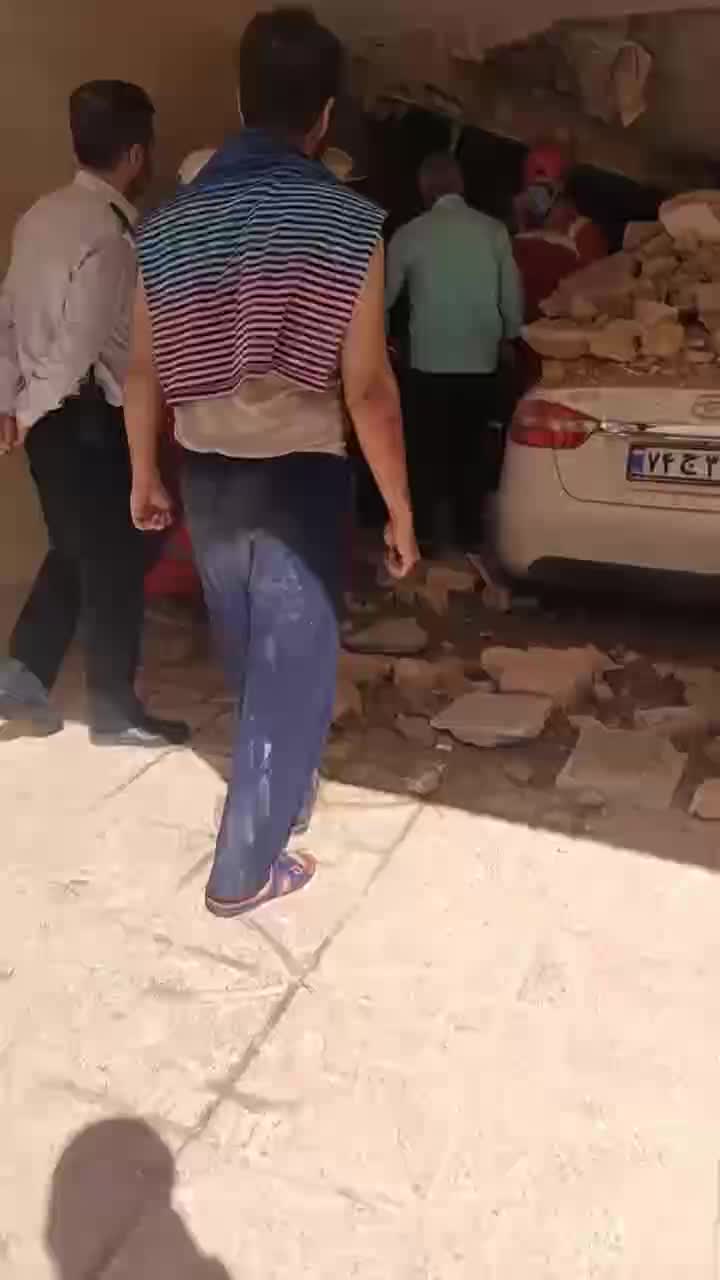   تصاویر تازه از ریزش ساختمان دوطبقه در یافت‌آباد تهران روی سقف خودروهای حاضر در پارکینگ